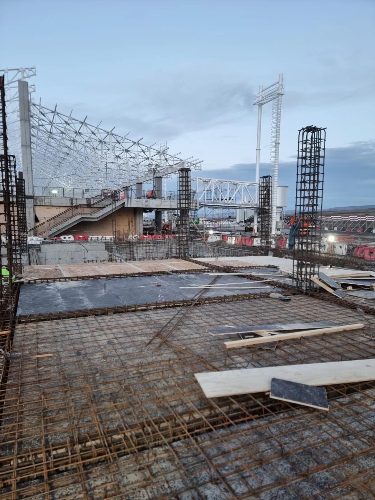 Detalle de enfierradura y hormigón en obra